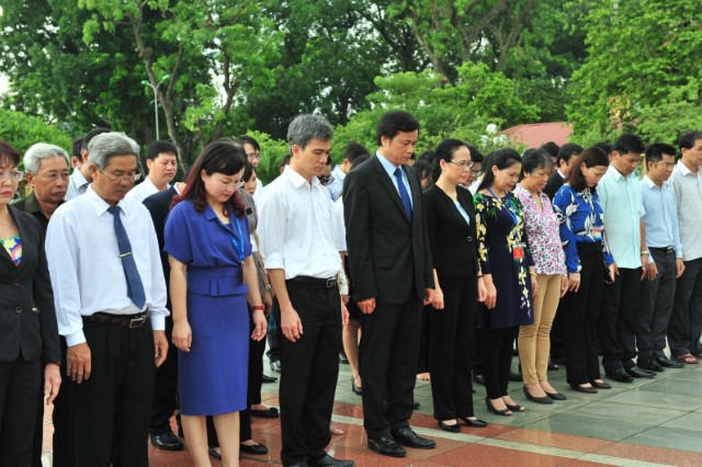 Đoàn đại biểu Văn phòng Quốc hội vào Lăng viếng Chủ tịch Hồ Chí Minh